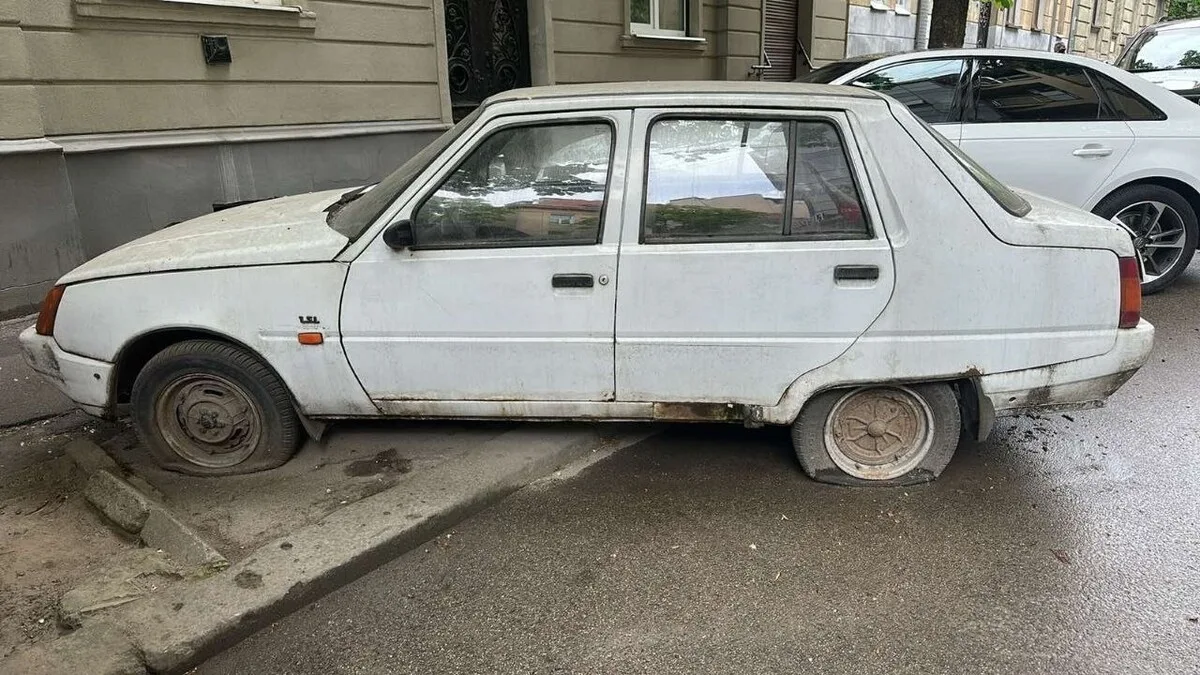 Оприлюднено список вулиць у Львові, з яких заберуть покинуті автівки