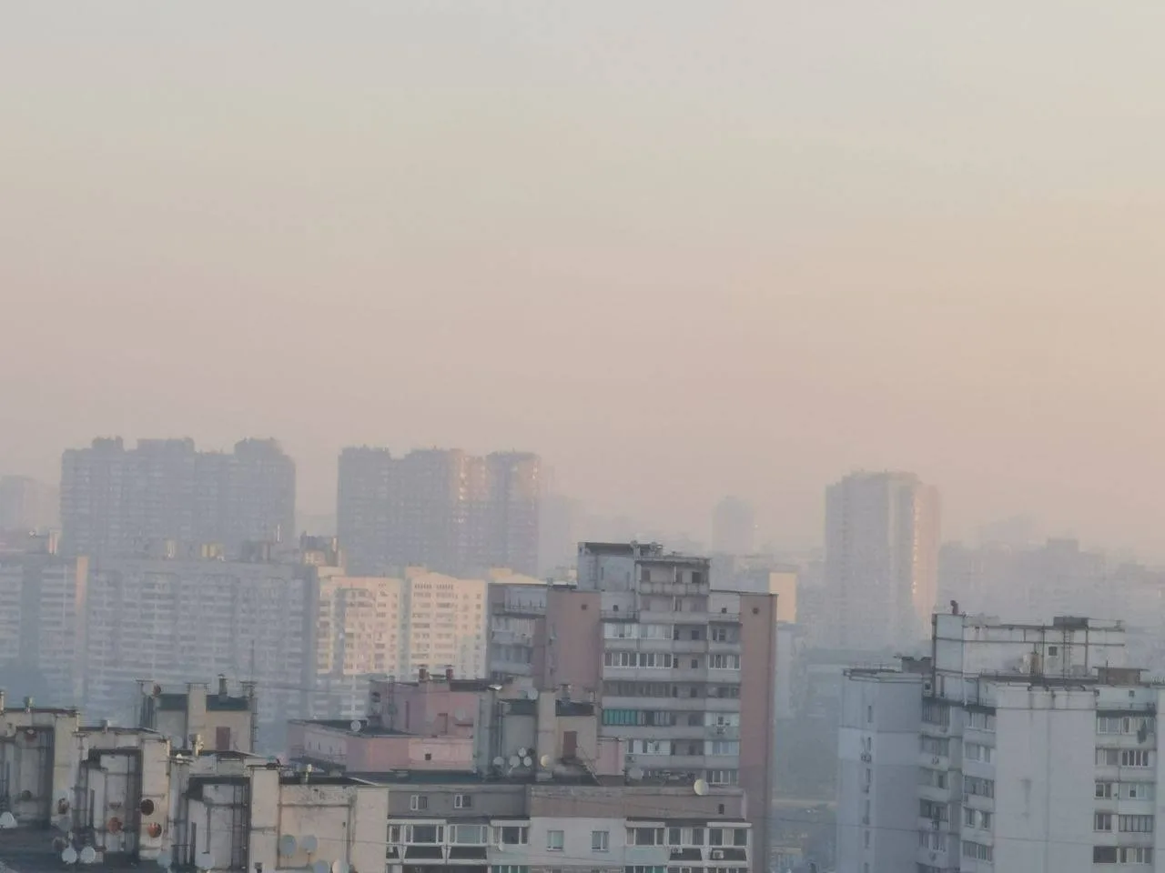 В четырех городах ухудшилось качество воздуха после атаки: в КОВА предупредили украинцев