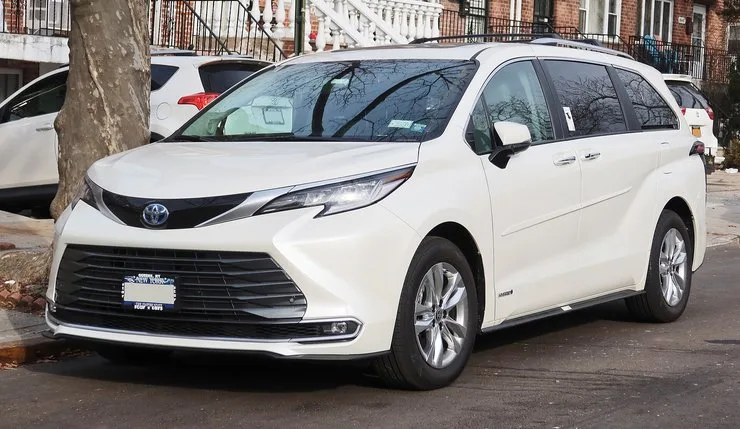 Автомобиль Toyota Sienna