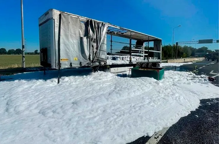 Полуприцеп грузовика с 216 бочками опасных отходов на трассе DK88 в Польше после пожара