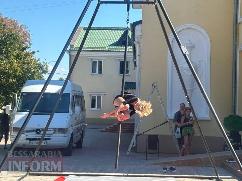 Грація на межі гравітації: в Ізмаїлі відбулося неймовірне шоу повітряних гімнасток