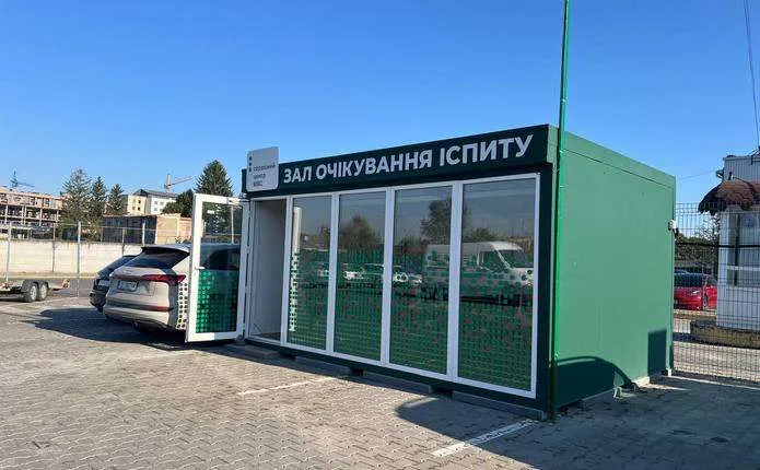 Зал очікування для кандидатів у водії з'явився у Чернівцях