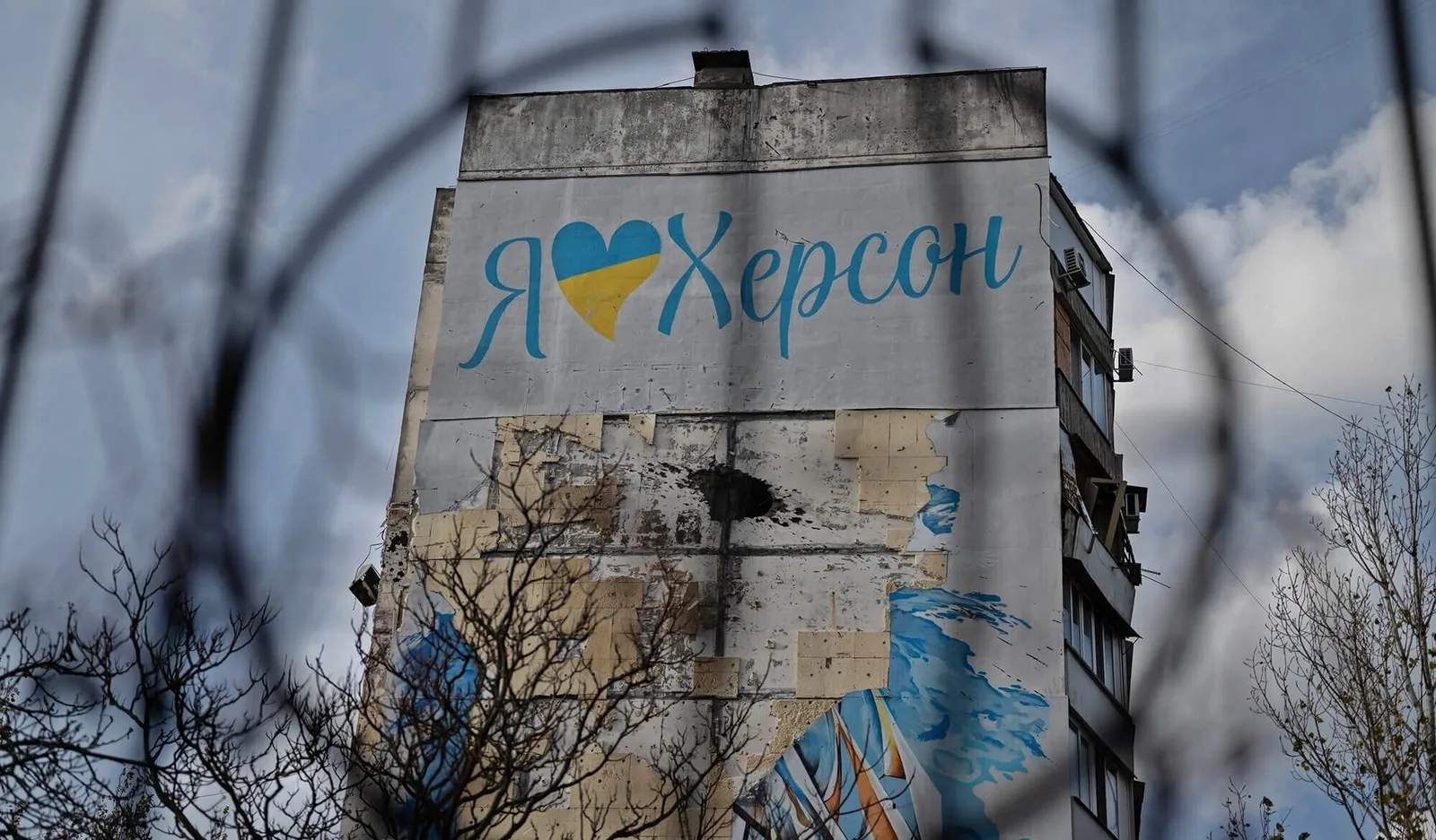 Жизнь под землей и защитные туннели из сеток: как Херсон спасается от тысячи дронов каждый день