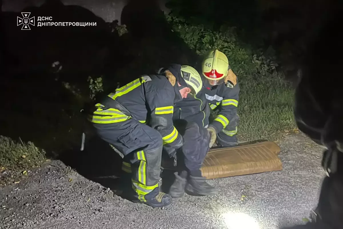 На Дніпропетровщині зіткнулися вантажівка та легковик рятувальники деблокували водія