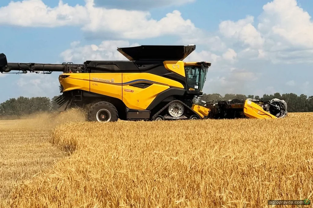 Комбайн New Holland CR продовжує працювати на майбутній урожай навіть після обмолоту