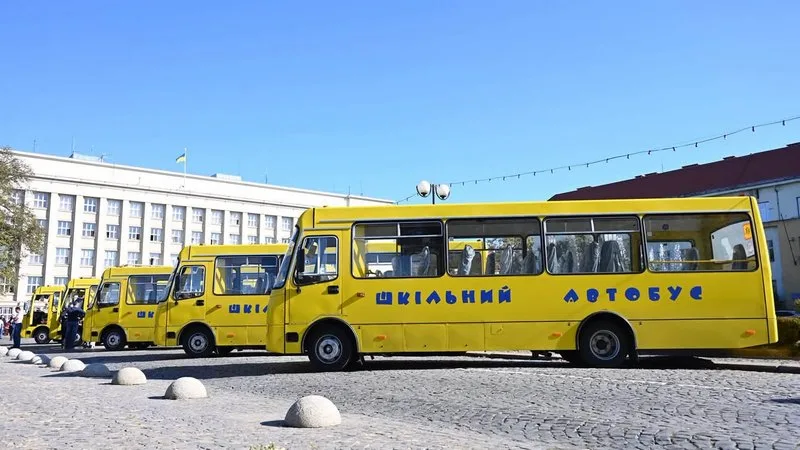 Нові шкільні автобуси для закарпатських громад: автопарк освіти поповнився сучасним транспортом
