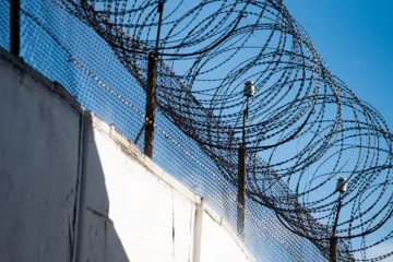 Катували українців електрошокерами та кийками: двом працівникам тульської колонії повідомили про підозру