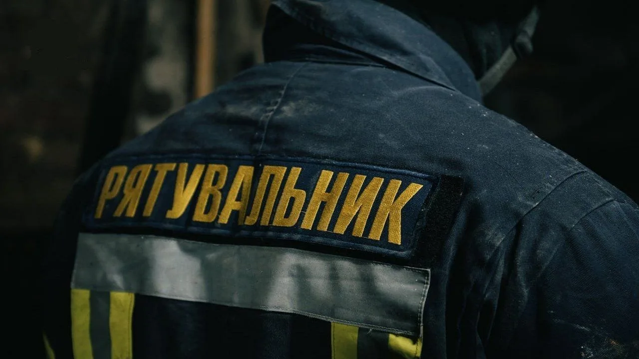 Вибухи у Києві: є влучання в адмінбудівлю та 9-поверховий будинок Рятувальник ДСНС