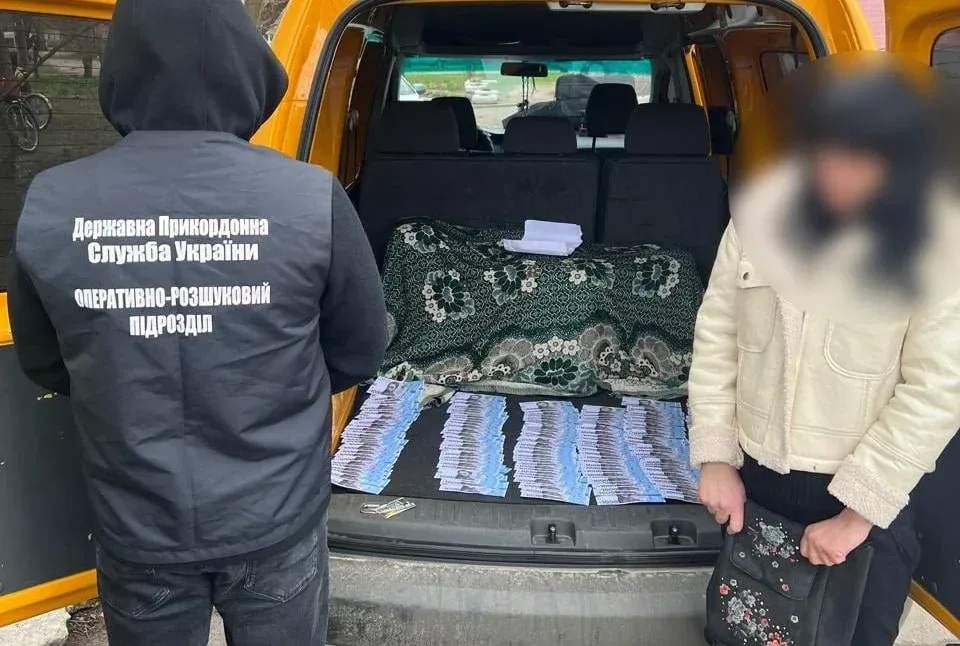 Затримана поруч з машиною з грошима у багажнику