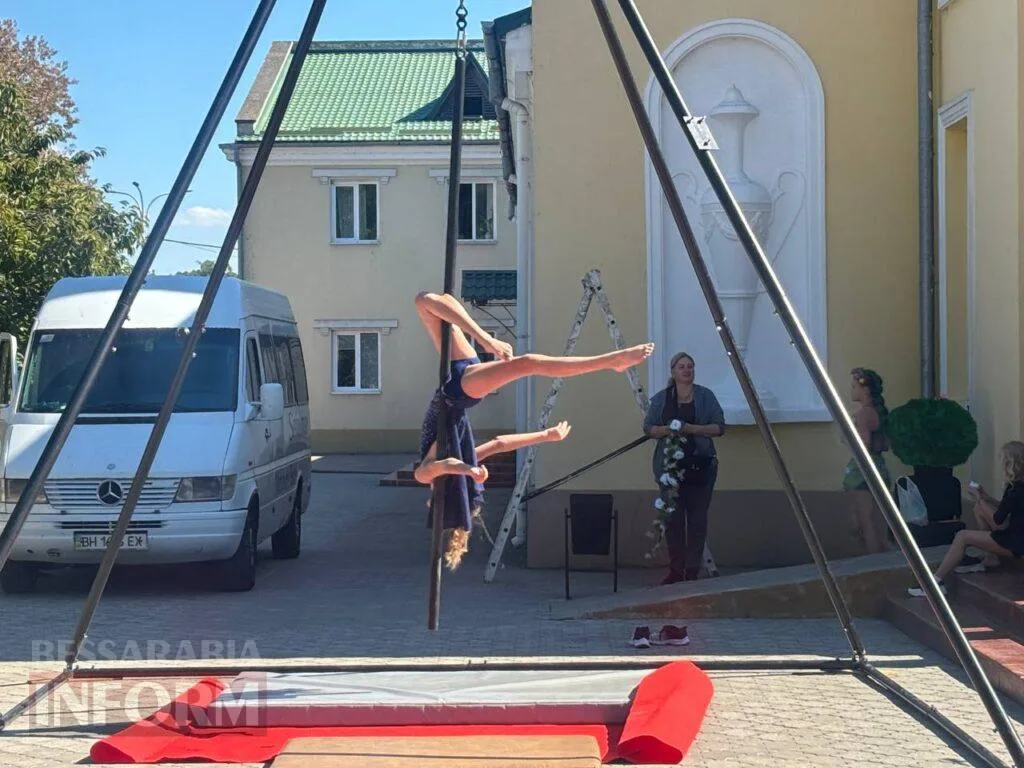 Грація на межі гравітації: в Ізмаїлі відбулося неймовірне шоу повітряних гімнасток
