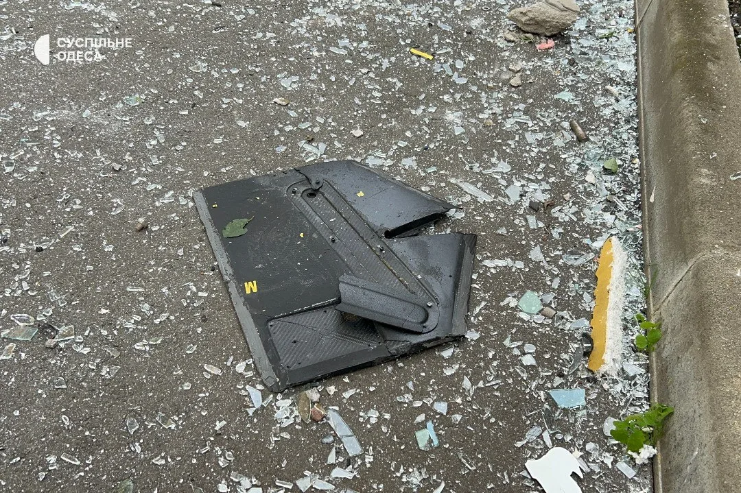 В Одесі російський дрон поцілив у багатоповерхівку, є поранені (оновлено, додано фото)