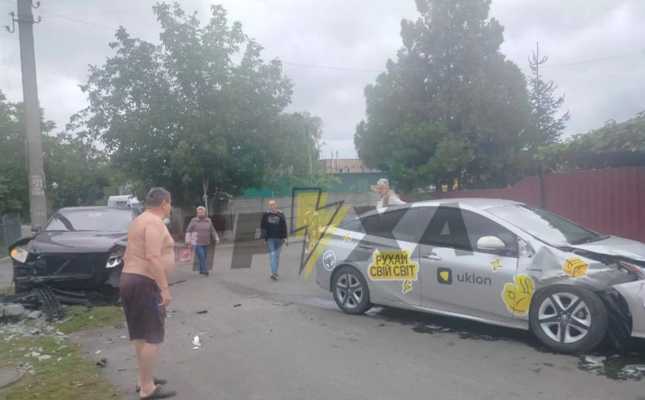 У Черкасах таксі потрапило у ДТП, інша автівка наїхала на електроопору