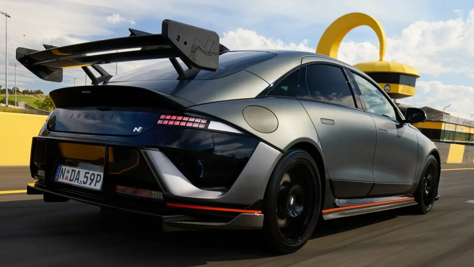 Hyundai розробляє технологію імітації гальмування двигуном для своїх спортивних електромобілів