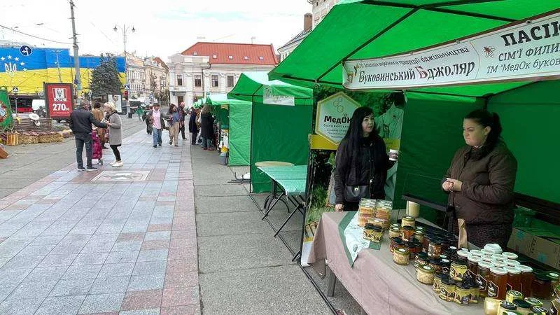 У центрі Чернівців проходить фестиваль меду та трав’яного чаю 