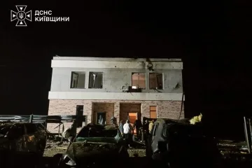 На Київщині російський безпілотник влучив у приватний будинок, постраждали двоє людей
