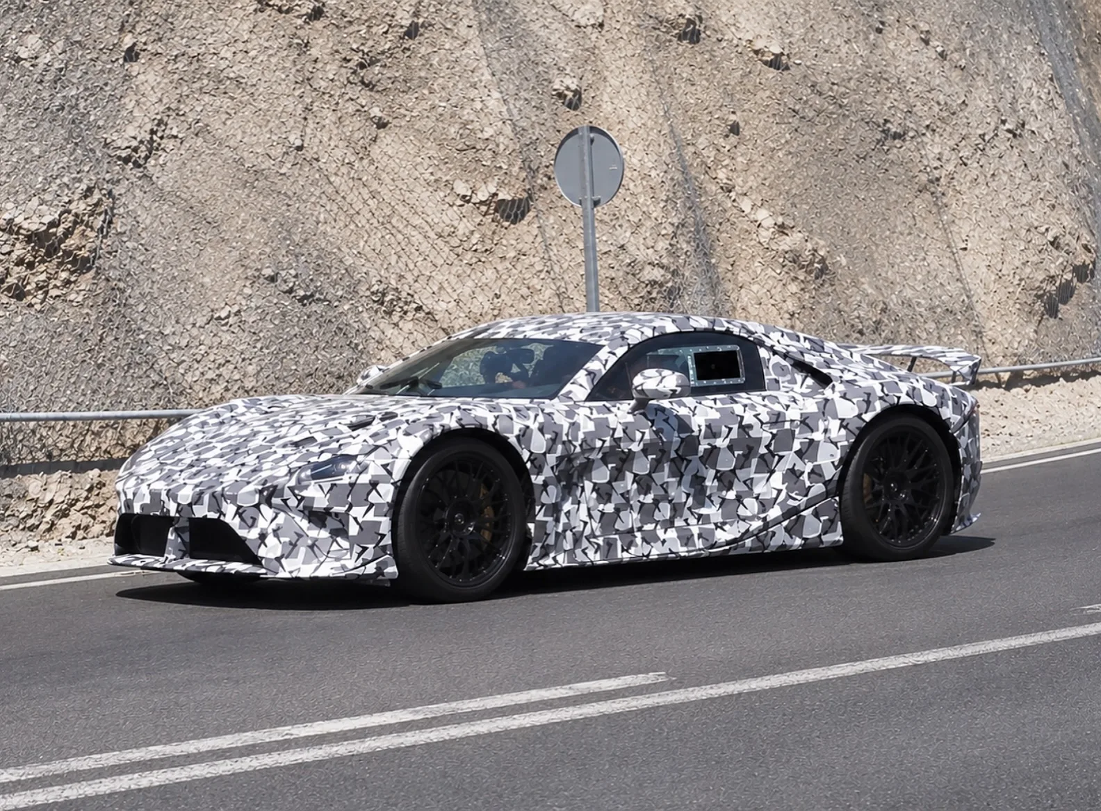 Lexus готовит новинку для фанатов LFA: легендарный спорткар станет электрическим, но есть нюанс
