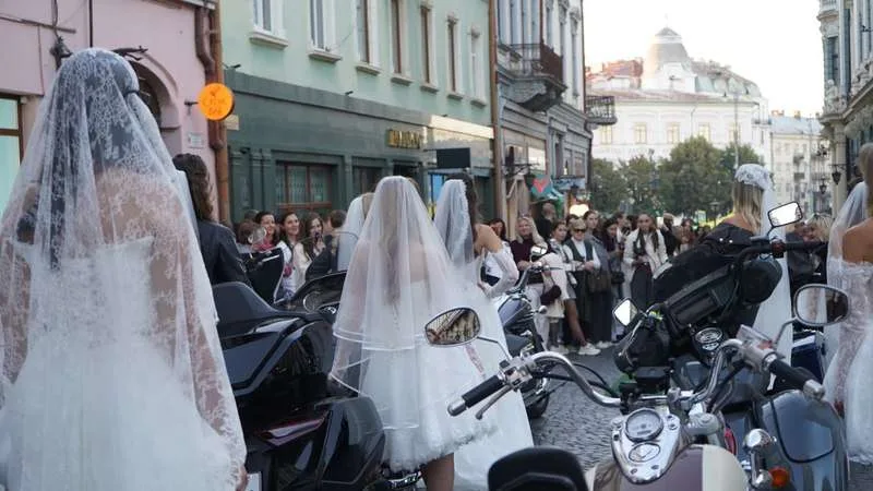 У Чернівцях влаштували байк-шоу з показом весільних суконь: фата, шкіряні куртки та рев моторів