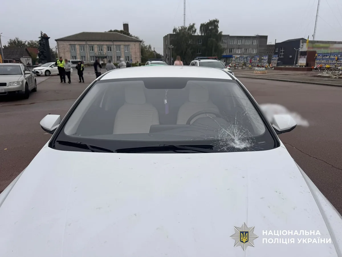 Поліцейські оформлюють матеріали аварії у пішохідній зоні Черняхова