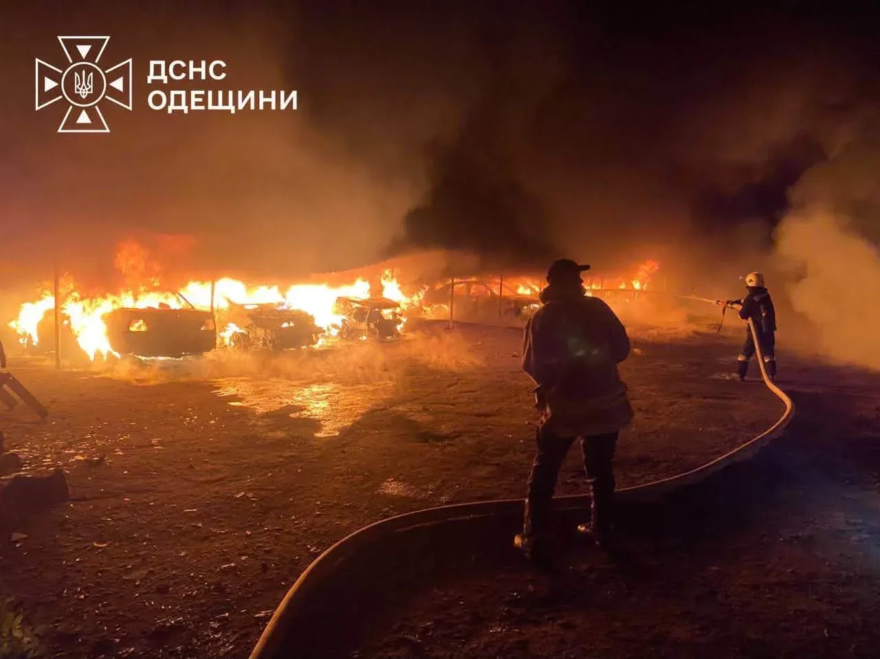 Під Одесою після ворожої атаки згоріло 14 автомобілів на стоянці й постраждав притулок для тварин