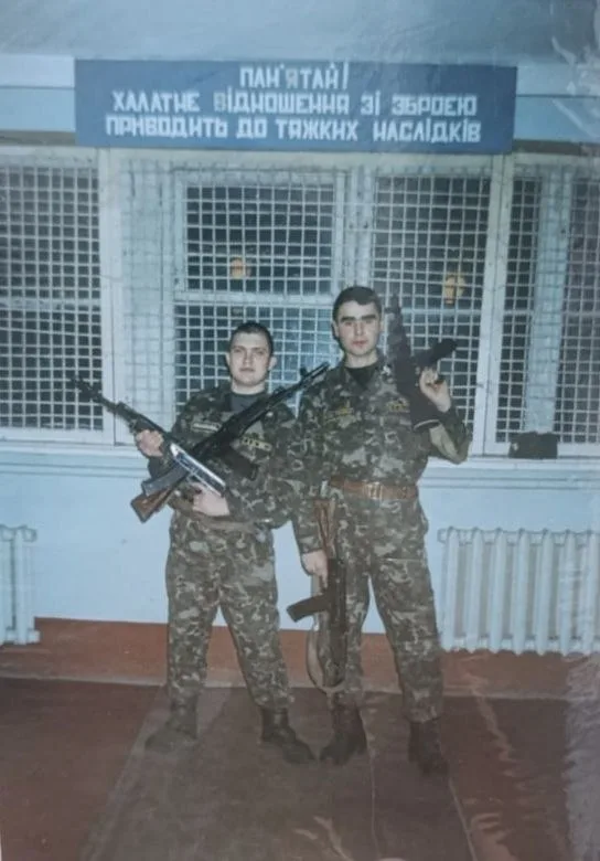 Нацгвардієць Микола Головний (ліворуч) під час строкової служби. Фото з архіву родини
