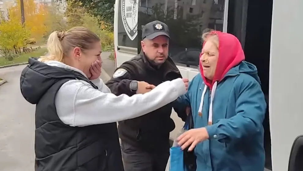 Попри обстріли: «Білі янголи» евакуювали з прикордонної громади Сумщини двох жінок (відео)