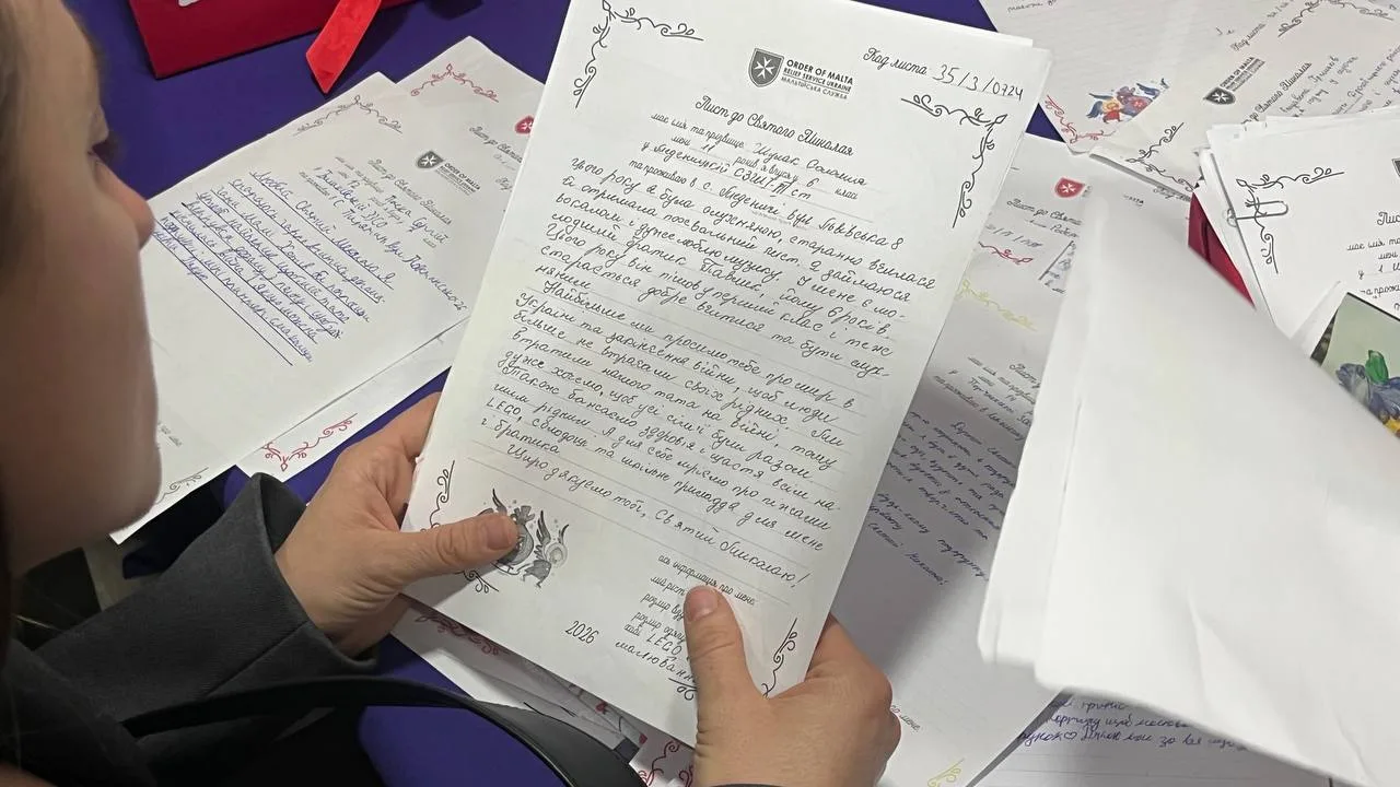 «Передай татові привіт на небі»: у Львові збирають листи дітей до святого Миколая