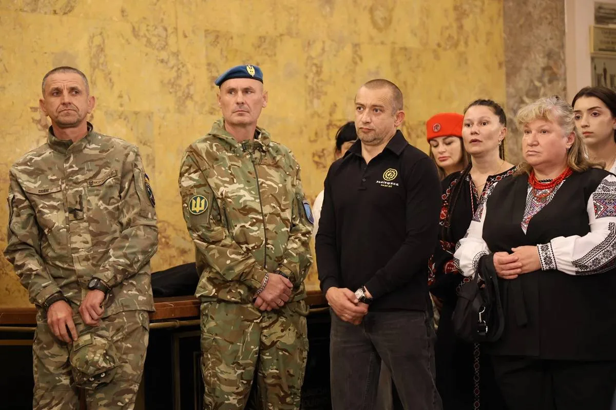 У Львівській опері відкрили виставку про родини захисників - 4