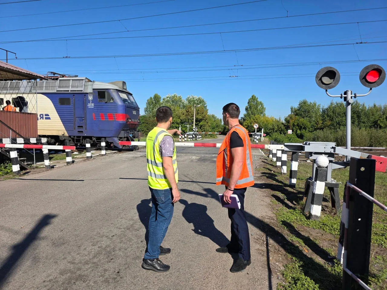 Комісія перевіряє дорожні знаки біля переїзду