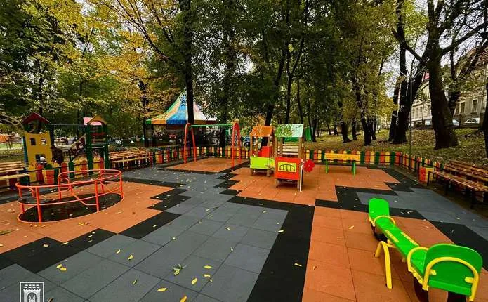 У парку Шевченка у Чернівцях відкрили інклюзивний дитячий майданчик