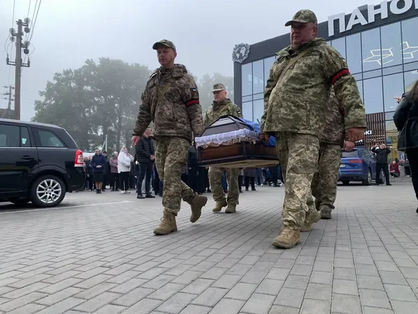 Довго вважався зниклим безвісти: на Волині попрощалися з воїном Віталієм Бречком (фото)