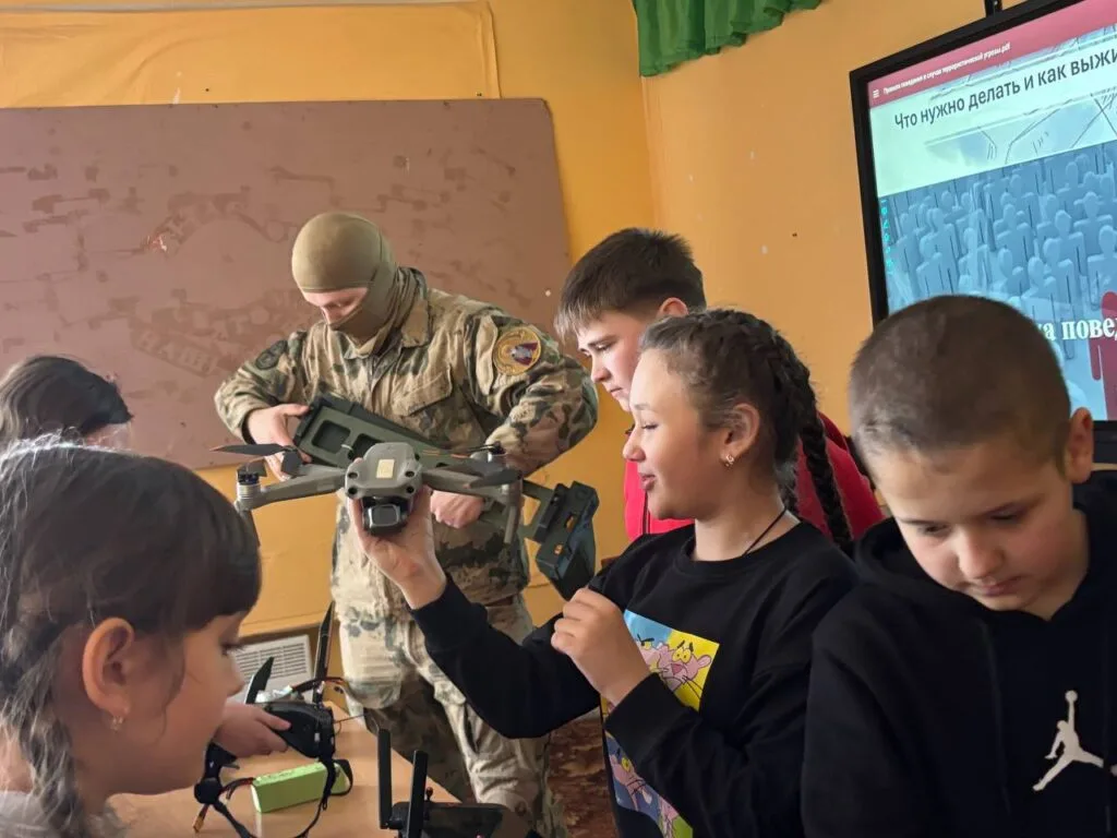 Окупаційна влада залучає російських військових і силовиків до ідеологічного виховання дітей у Чернігівській громаді Запорізької області