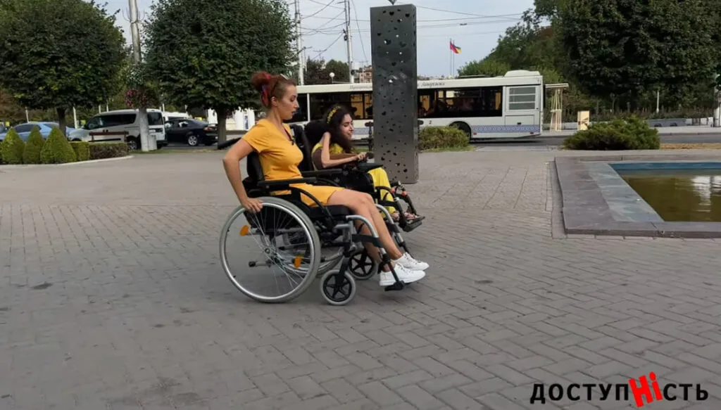 Маріанна Смбатян під час роботи над відеопроєктом «Доступність» у Запоріжжі.