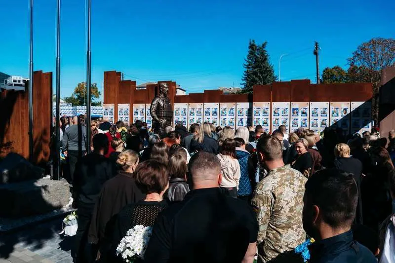 У місті на Буковині відкрили Меморіал загиблим Героям-захисникам України