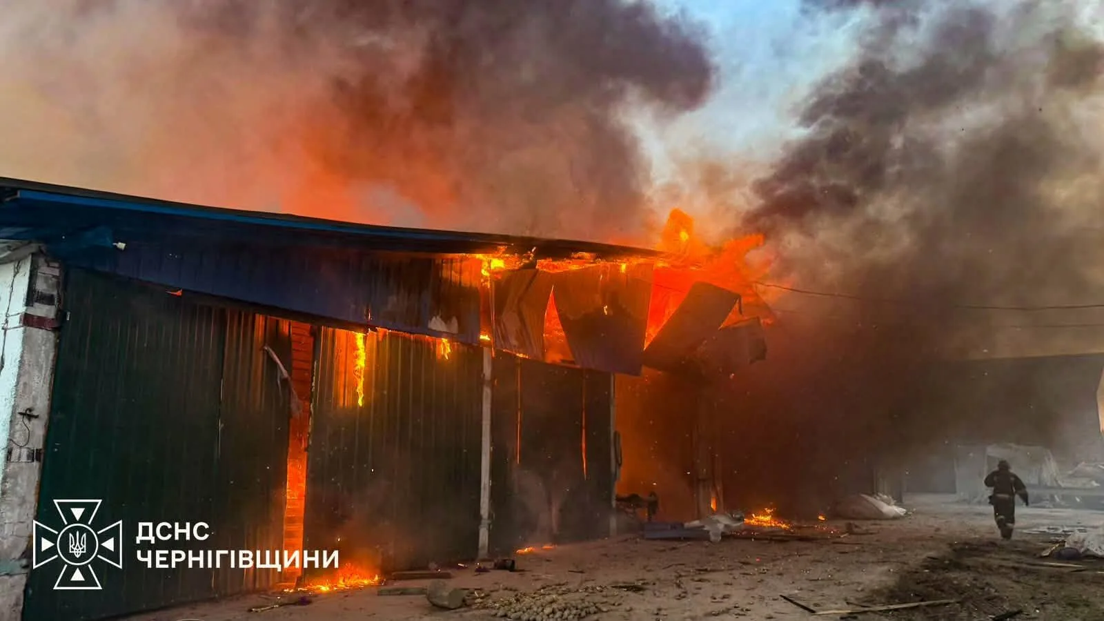 Ангар, зерносховище та склад у вогні: на Чернігівщині внаслідок атак травмовано двох людей (Фото)