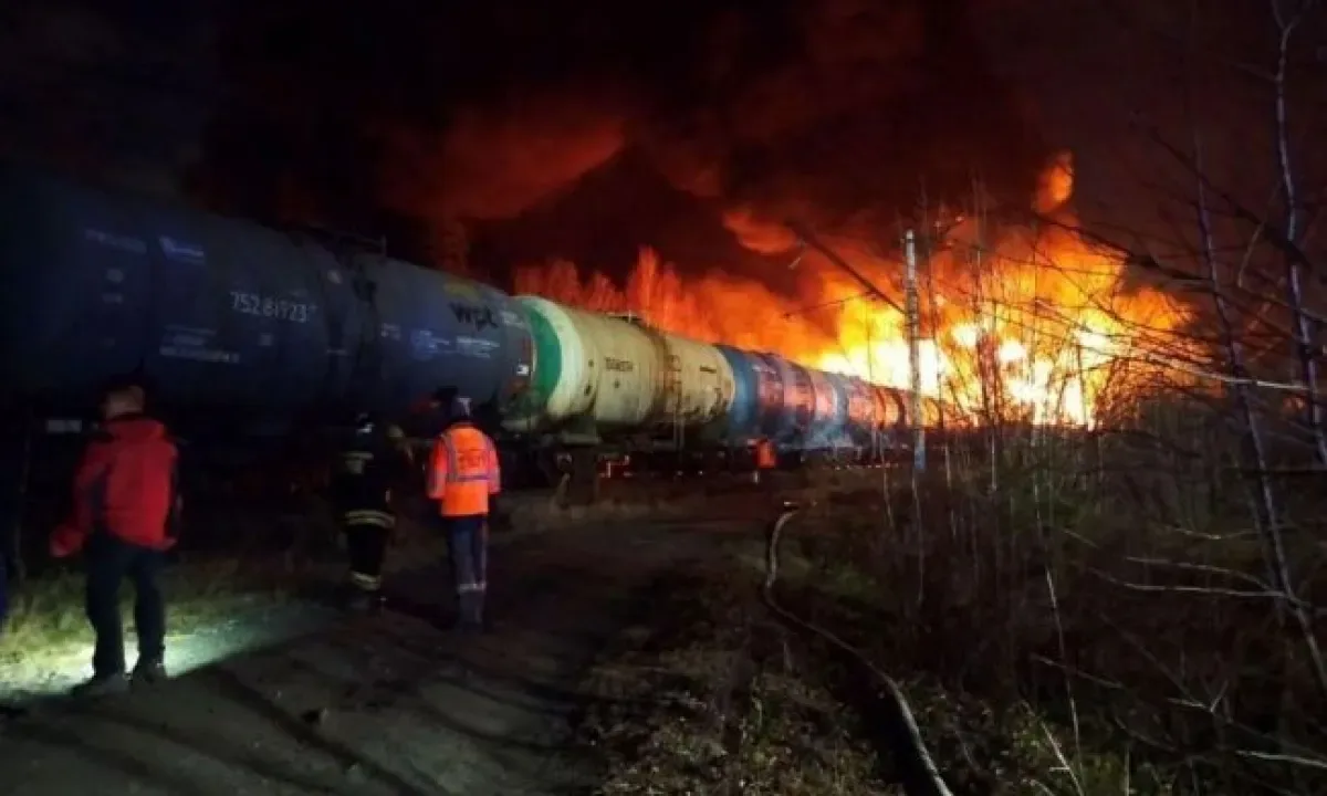На Урале сошёл с рельсов грузовой поезд: 39 вагонов сошло, семь цистерн с топливом вспыхнули