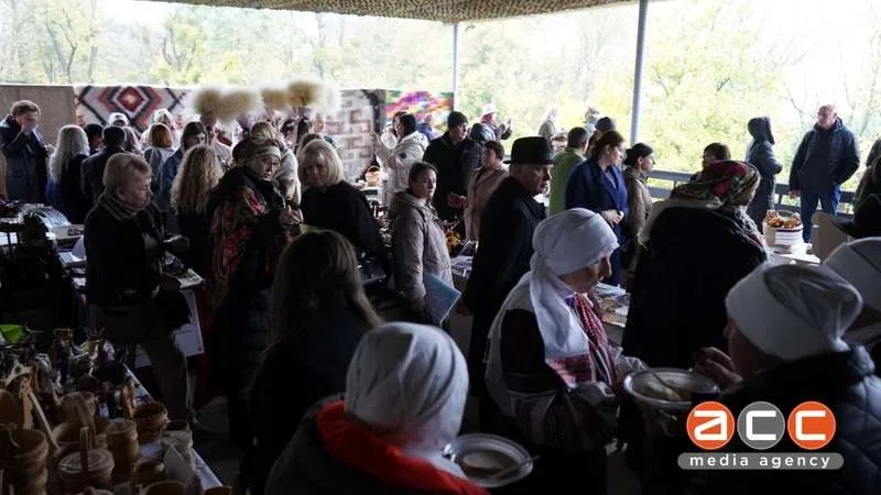 У Чернівцях на височині відкрили мистецький простір із різьбленим ґанком