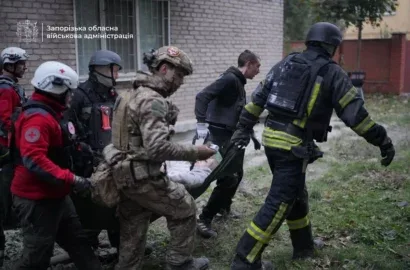 Наслідки російського удару по житловій п’ятиповерхівці в Запоріжжі