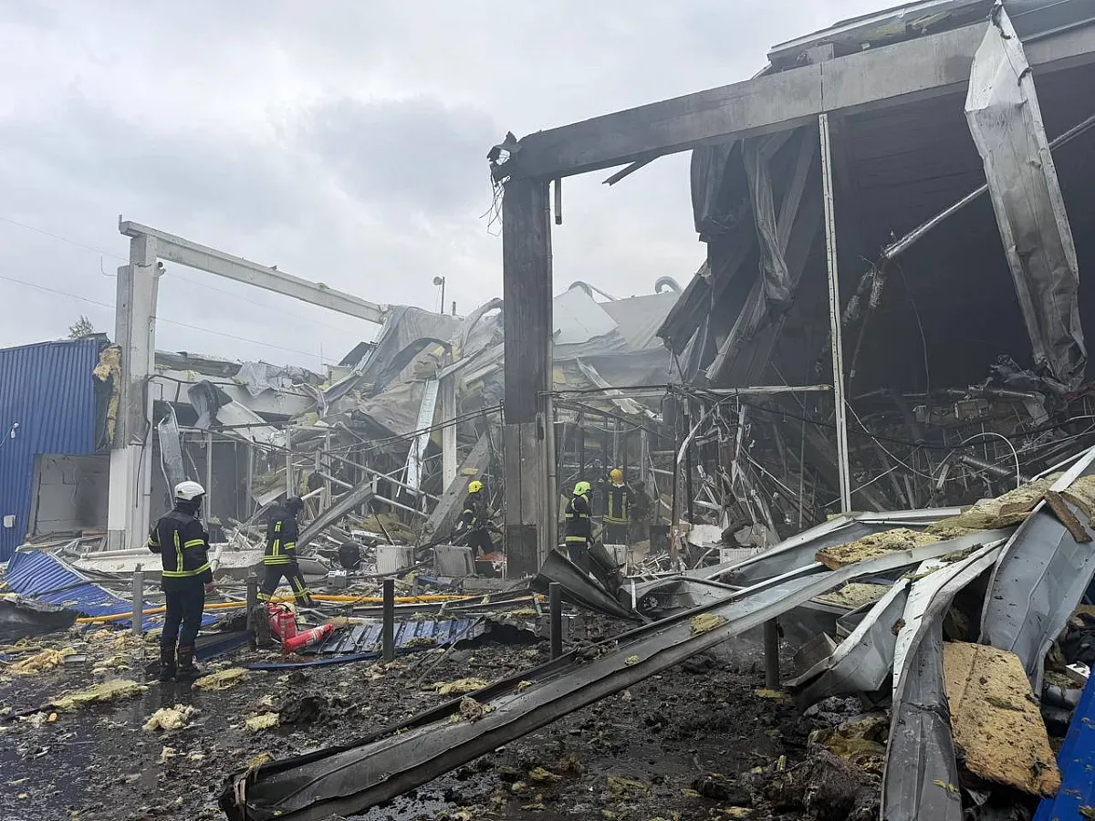 Росіяни вдарили по гіпермаркету "Метро" в Рівному