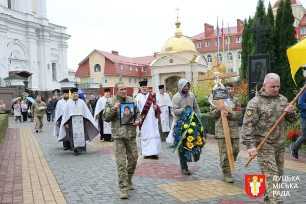 Залишилася трирічна донька: у Луцьку провели в останню дорогу воїна&nbsp;Артема Тютюнника (фото)