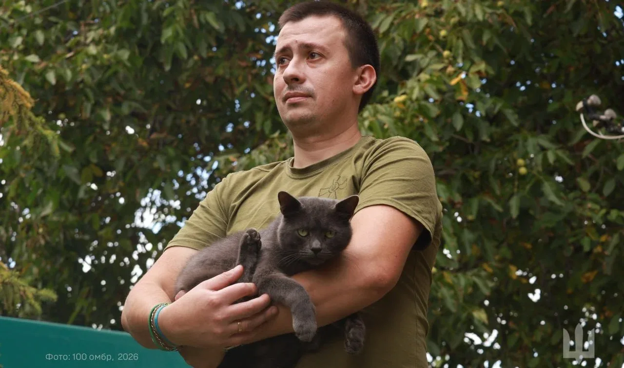 Військовий тримає котика на руках