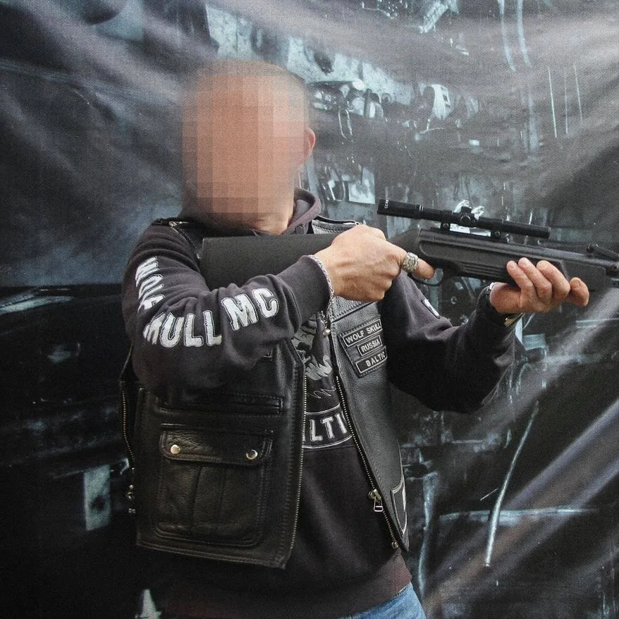 Фінський чоловік, який володіє сербською компанією, позував у соціальних мережах зі зброєю