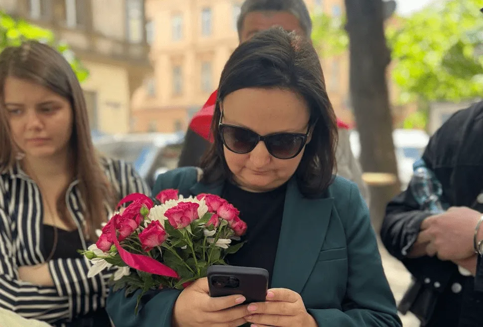 Певица сфотографировалась у могилы Ирины Фарион: дочь лингвистки ответила