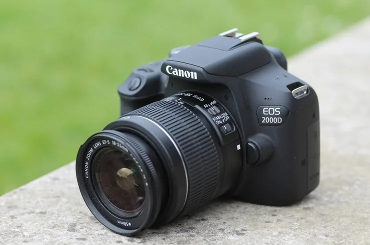 фотокамера Canon EOS 2000D