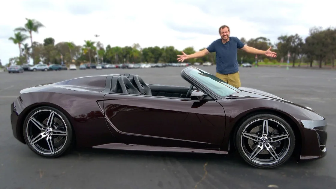 Родстер NSX на автостоянке, вид сбоку с человеком для масштаба