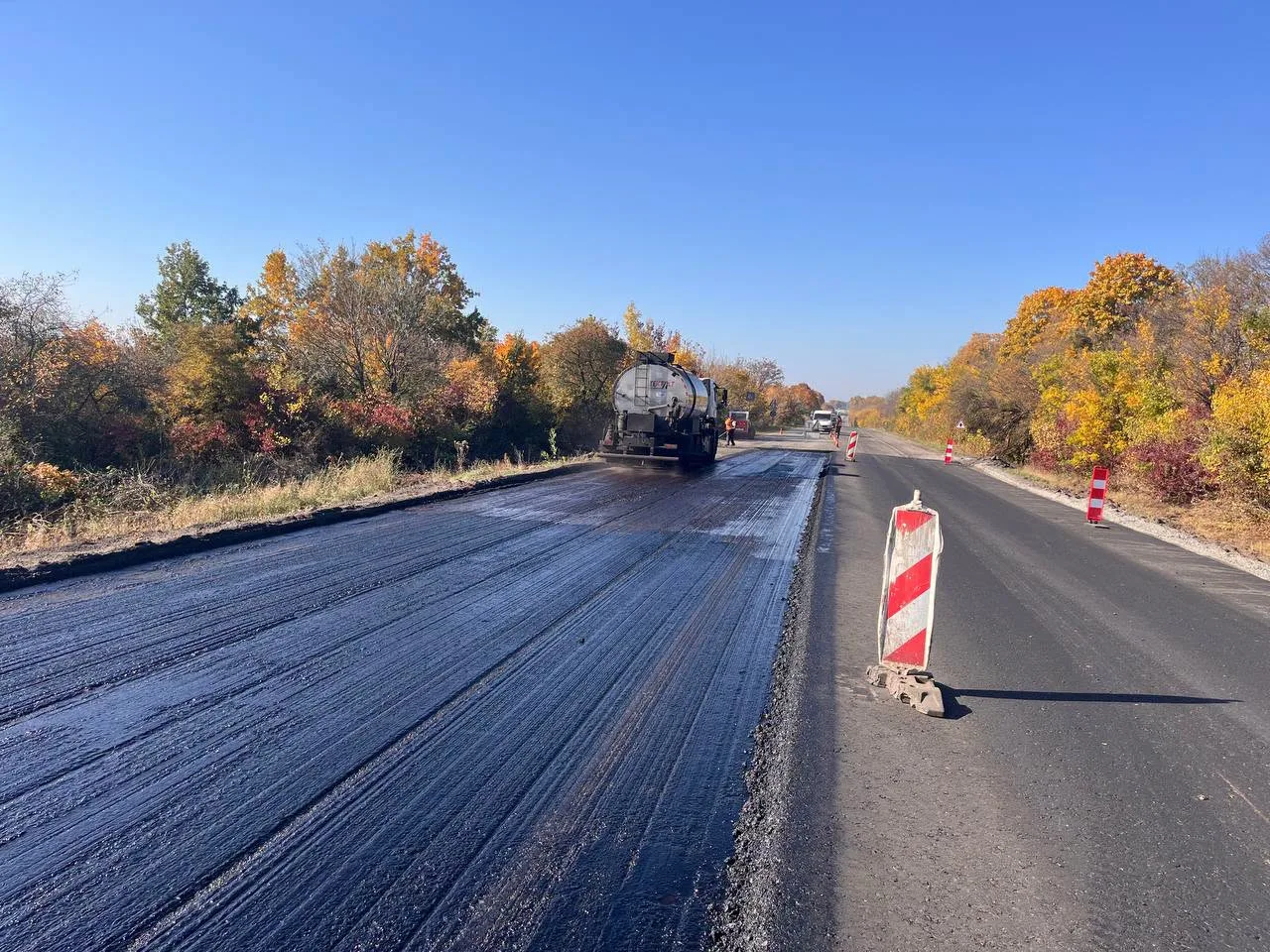 На Харківщині завершують ремонт траси, важливої для військової логістики