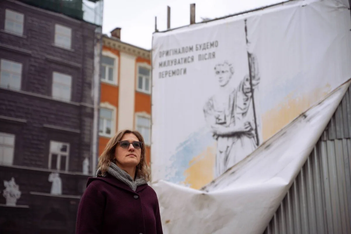 У Адоніса від'єдналася рука зі списом, а у Нептуна є значні тріщини на руці