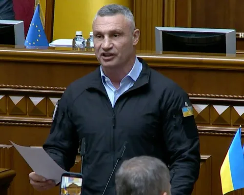 Вуличний тиск чи постріл у небо? Чим завершиться нова битва Зеленського з Кличком за Київ