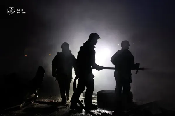Під загрозою повторних ударів: рятувальники приборкали пожежі після обстрілів Волині (фото)