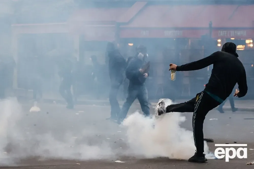 У Франції протести переросли в погроми і заворушення. Підпалили історичну ратушу, сотні поранених. Фоторепортаж