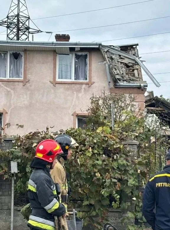 На Львівщині уламки дрона впали на будинки: є постраждалі (фото)